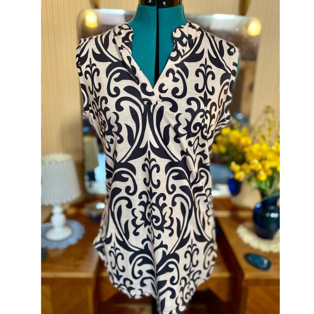 Sleeveless decorative dressy top.